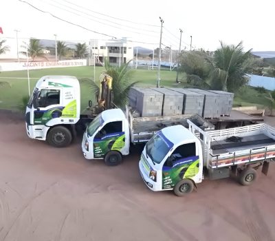caminhões estacionados cheios de mercadoria a ser entregue da Jacinto Engenharia