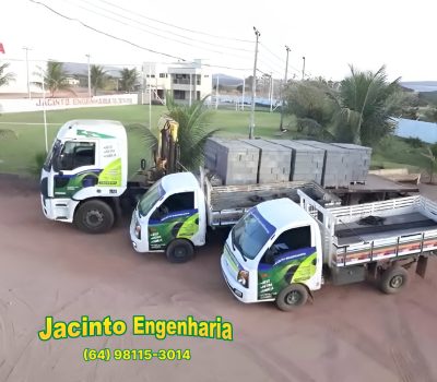 caminhões estacionados cheios de mercadoria a ser entregue da Jacinto Engenharia